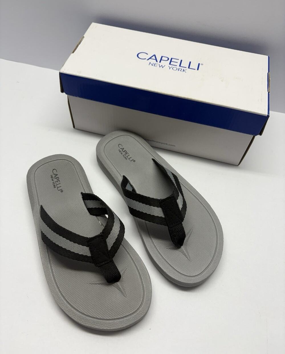 Capelli New York Women's Gray/Black Flip Flop Sandals Slip On Logo US 2